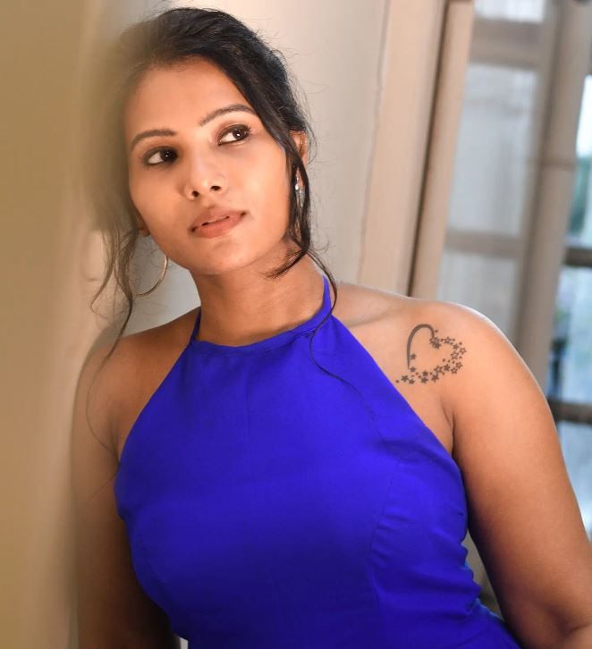 Dhivya Dhuraisamy Revealing her Heart Tattoo