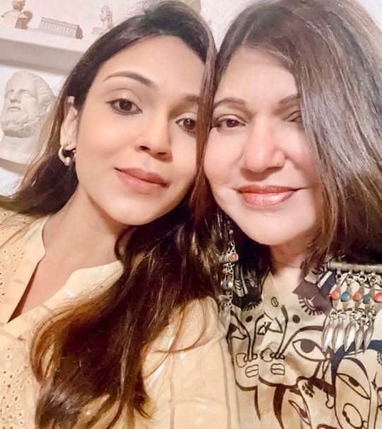 Alka Yagnik with her daughter