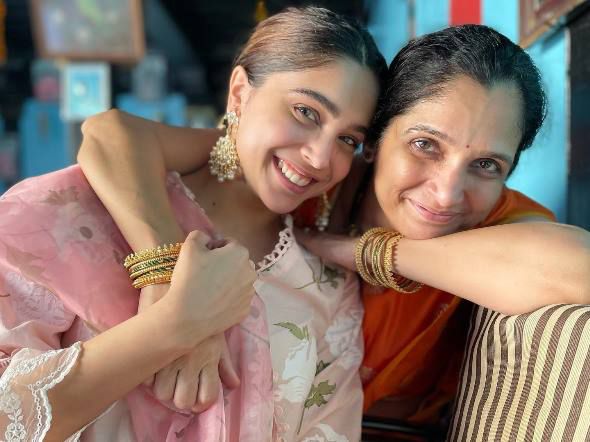 Sharvari Wagh with her Mother