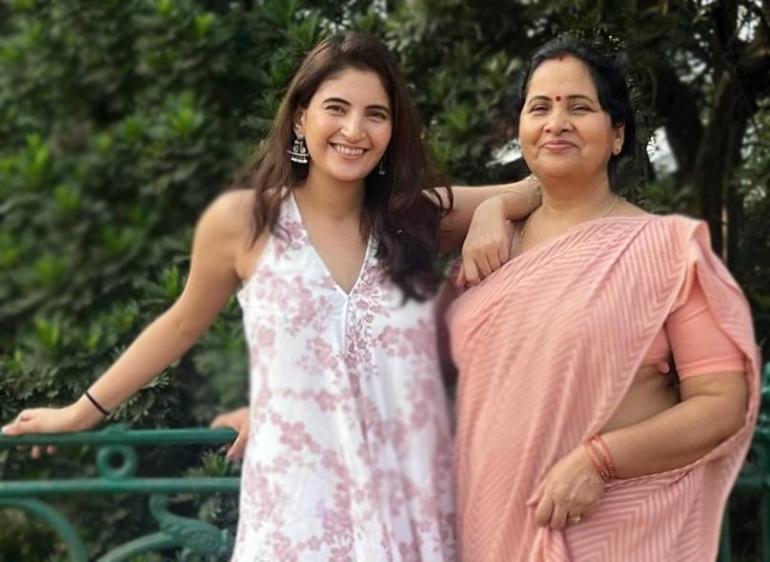 Shivani Raghuvanshi with her Mother