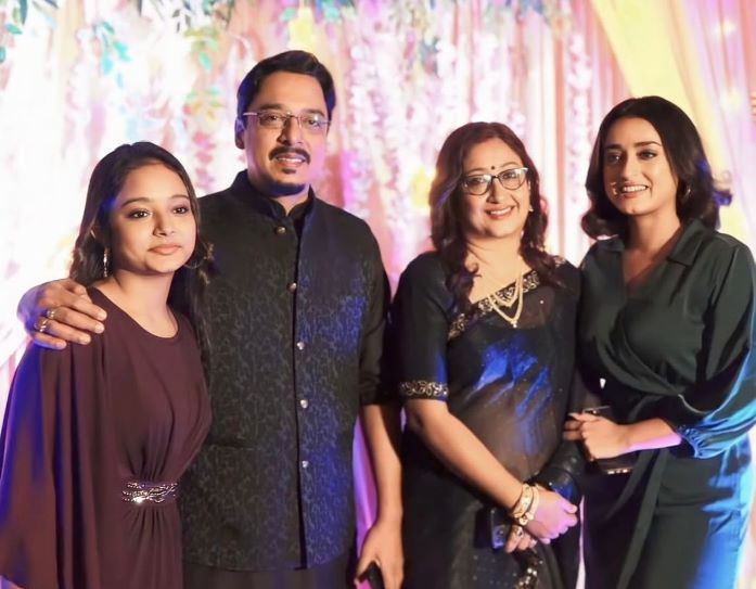 Debadrita Basu with her Family (Father, Mother and Sister)