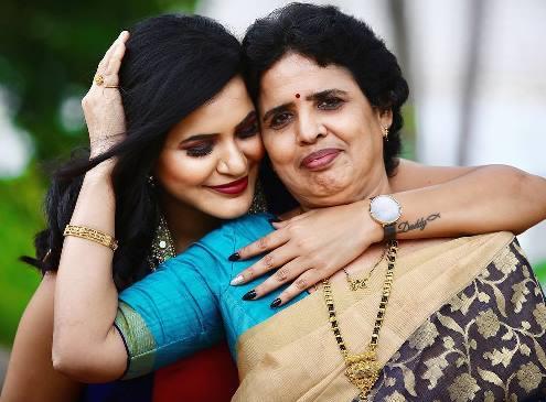 Ashu Reddy with her Mother