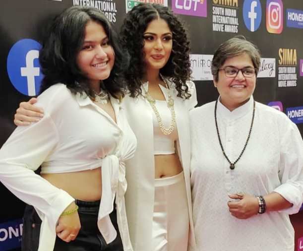 Faria Abdullah with her Mother and Sister