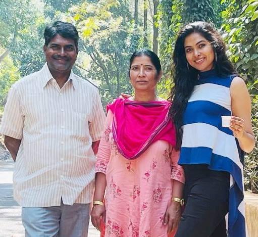 Divi Vadthya with her Parents