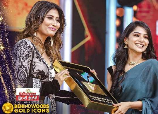 Pavithra Lakshmi with Behindwoods Gold Icons Award